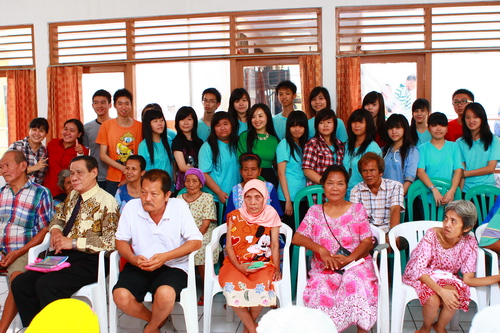 Berbagi Kasih Bersama Oma-Opa