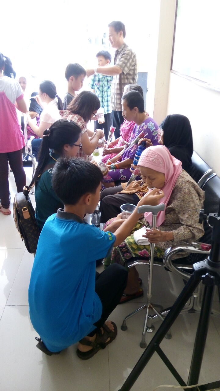 Berbagi Kasih bersama Oma-Opa Des 2014